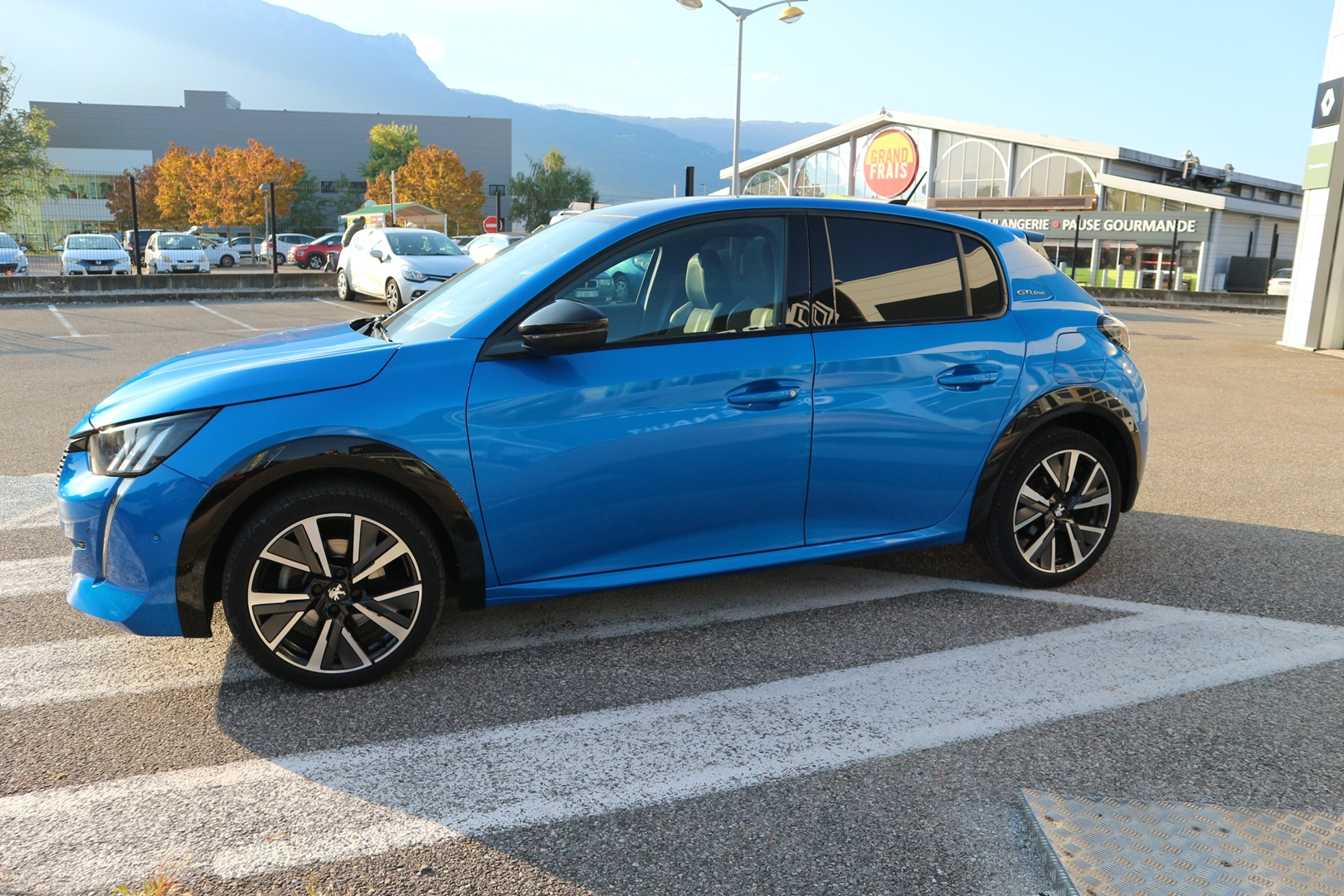 PEUGEOT 208<br>1.2 PURETECH 100CH S&S GT LINE – Image 3