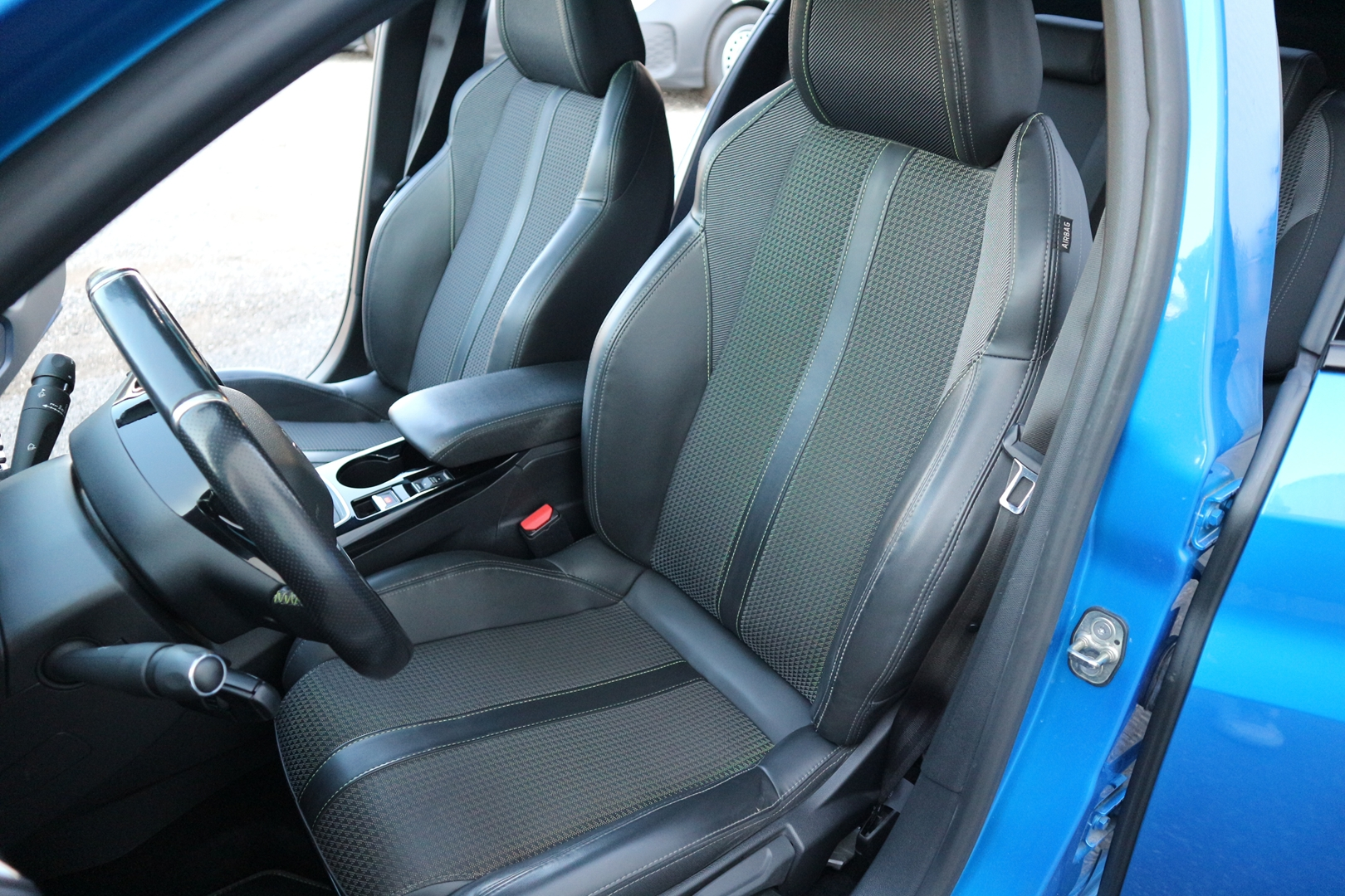 PEUGEOT 208<br>1.2 PURETECH 100CH S&S GT LINE – Image 6