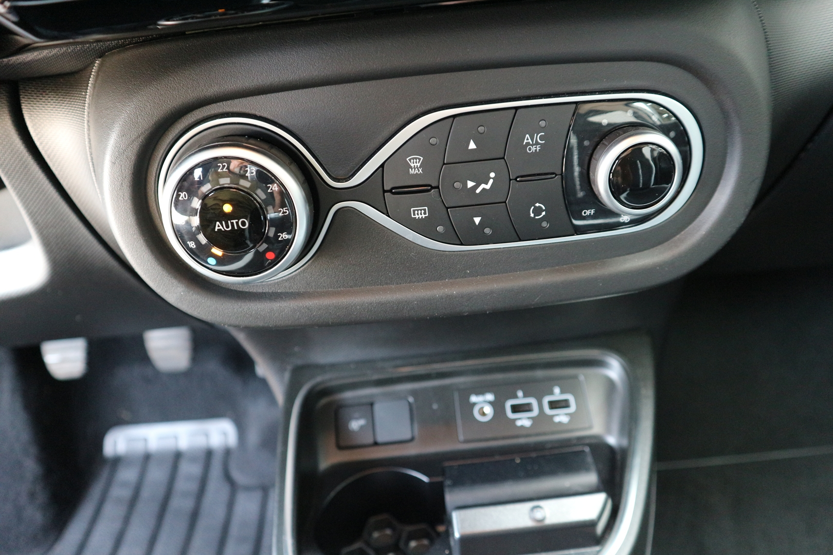 RENAULT TWINGO III<br>1.0 SCE 65CH URBAN NIGHT – Image 6